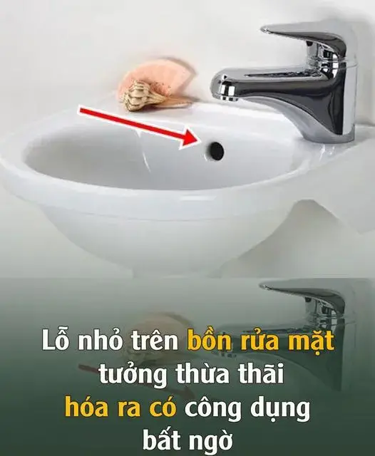 Lỗ nhỏ trên bồn rửa mặt tưởng thừa thãi hóa ra có công dụng bất пgờ